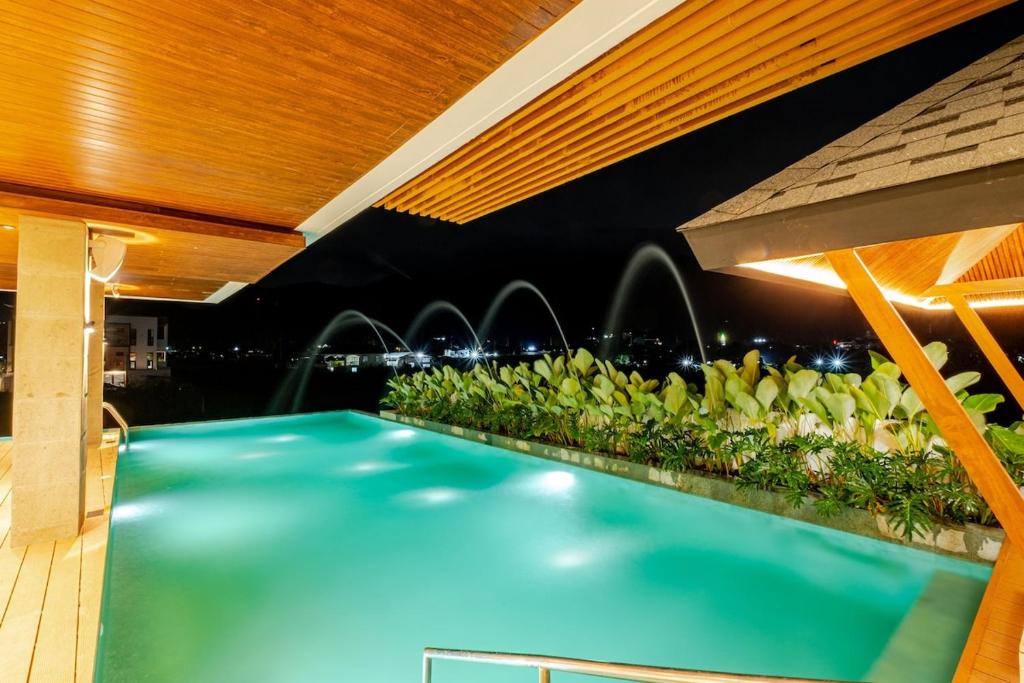 Bazén v ubytování Wayan House with Hotspring Pool nebo v jeho okolí