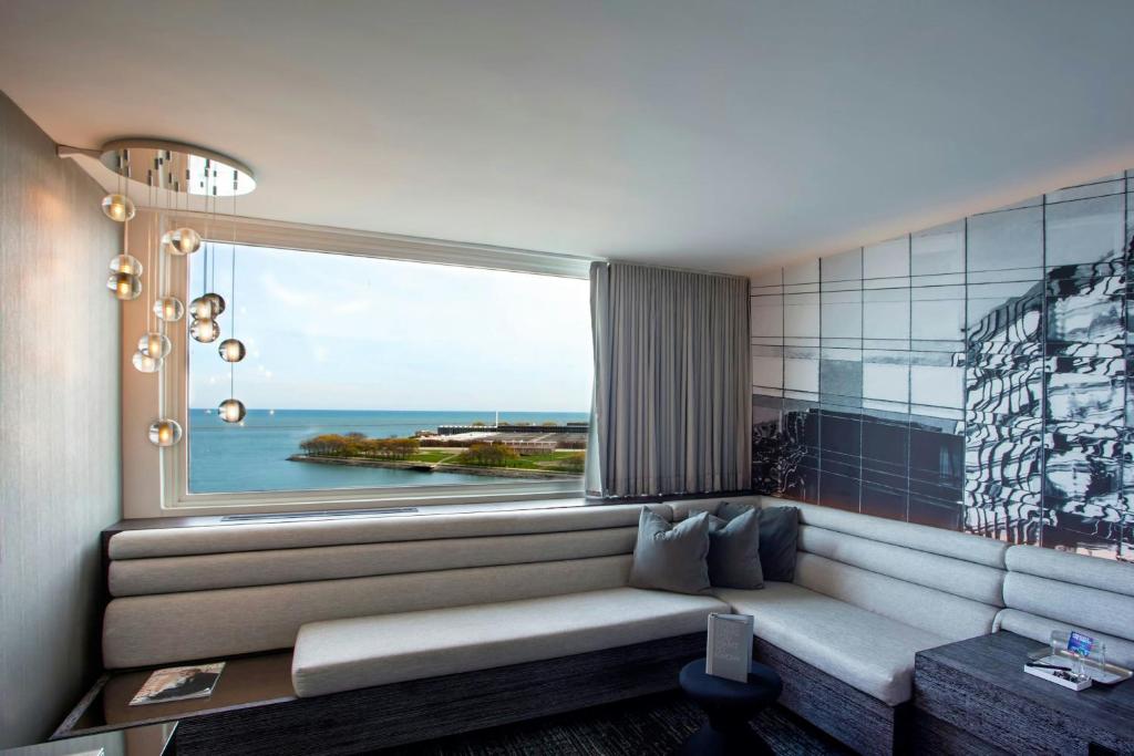 W Chicago - Lakeshore - 