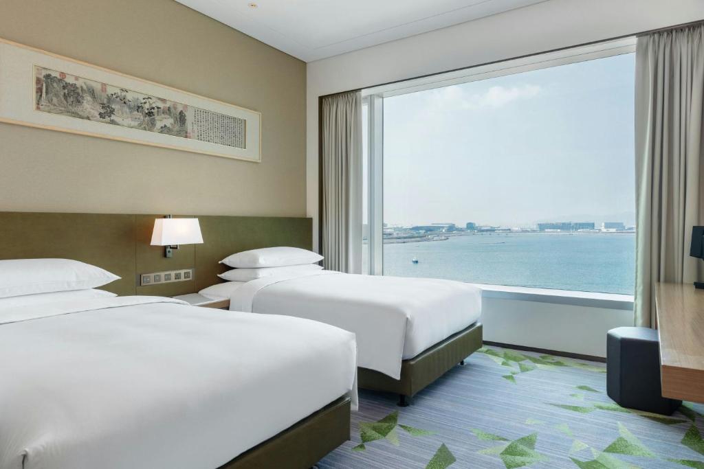 Postel nebo postele na pokoji v ubytování Sheraton Hong Kong Tung Chung Hotel