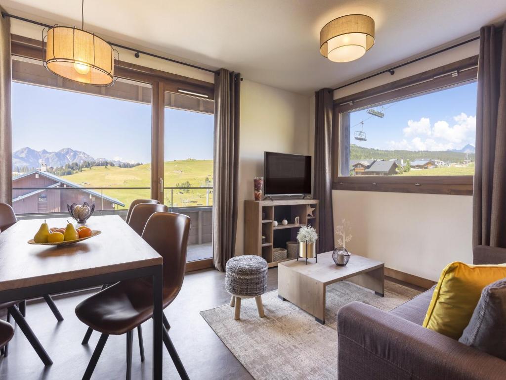 - un salon avec un canapé, une table et une salle à manger dans l'établissement Chalet in French Alps with Premium Comfort, à Hauteluce