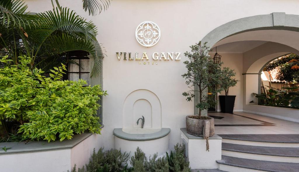a welcome sign for a villa campus with a sink at Villa Ganz Boutique Hotel in Guadalajara