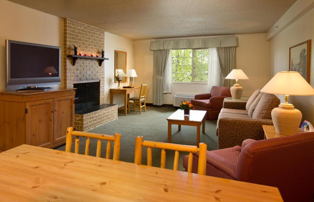 Coast Inn at Lake Hood photo