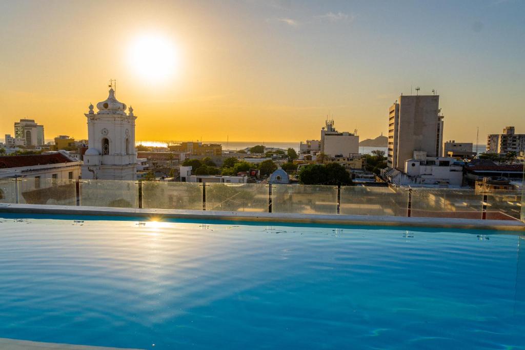 A piscina localizada em Hotel Catedral Plaza ou nos arredores