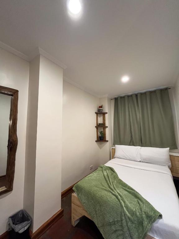 Postel nebo postele na pokoji v ubytování JCGA Apartments' Rustic Chic Cabins-Near Botanical Garden and SM Baguio