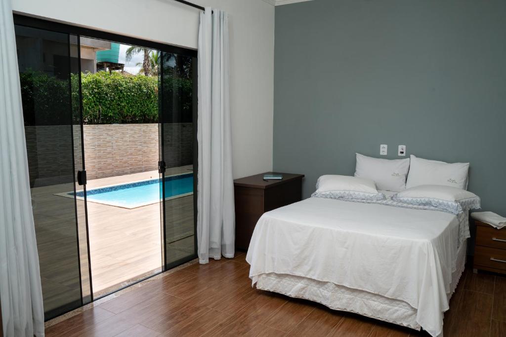 Bazén v ubytování Casa com piscina vista para lago, 03 quartos confortáveis nebo v jeho okolí