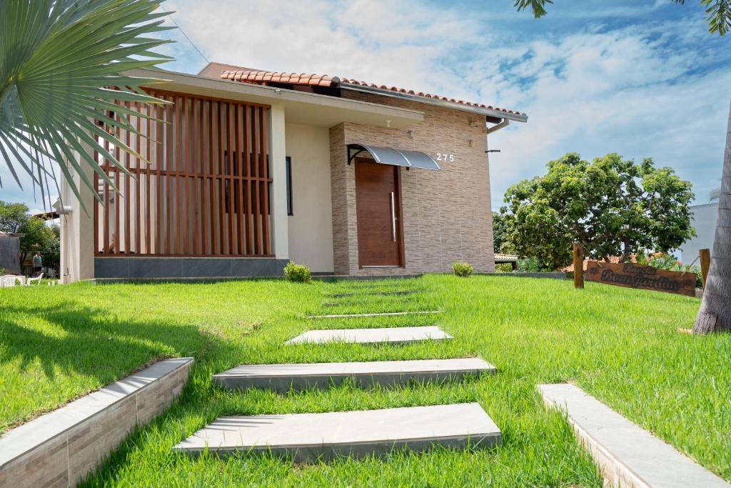 Zahrada ubytování Casa com piscina vista para lago, 03 quartos confortáveis