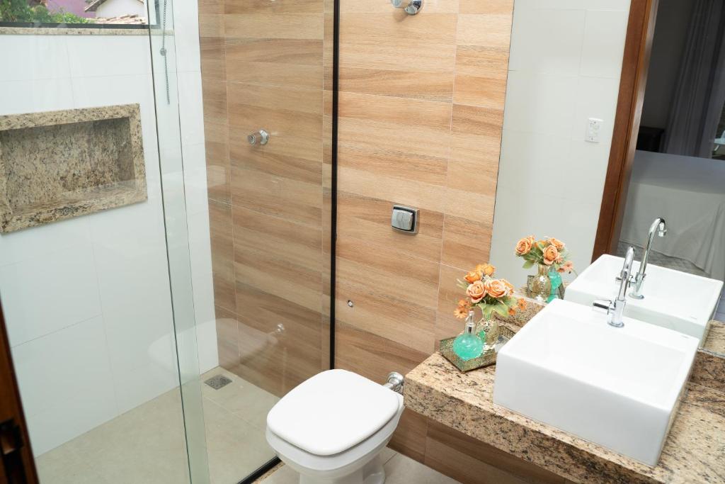 Koupelna v ubytování Casa com piscina vista para lago, 03 quartos confortáveis