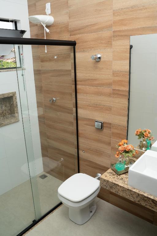 Koupelna v ubytování Casa com piscina vista para lago, 03 quartos confortáveis