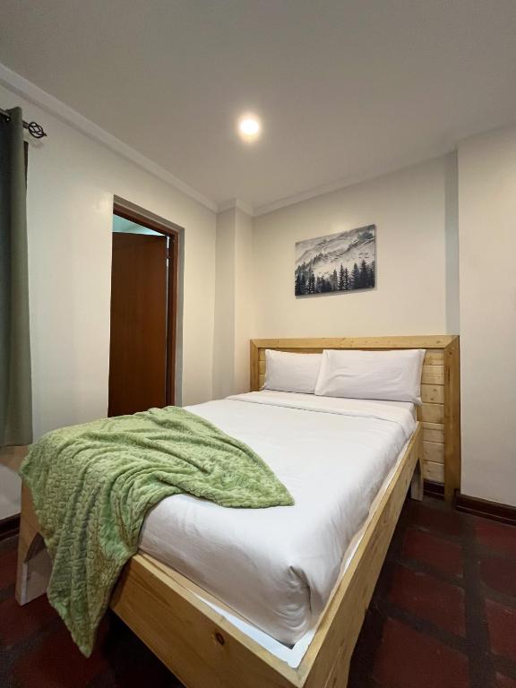Postel nebo postele na pokoji v ubytování JCGA Apartments' Rustic Chic Cabins-Near Botanical Garden and SM Baguio