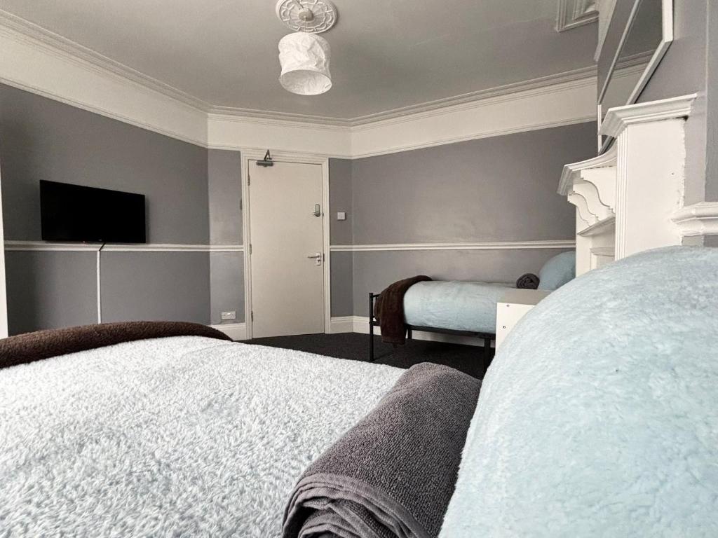 Postel nebo postele na pokoji v ubytování Shirley House 6, Guest House, Self Catering, Self Check in with smart locks, use of Fully Equipped Kitchen, close to City Centre, Ideal for Longer Stays, Excellent Transport Links