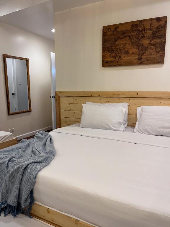 Postel nebo postele na pokoji v ubytování JCGA Apartments' Rustic Chic Cabins-Near Botanical Garden and SM Baguio