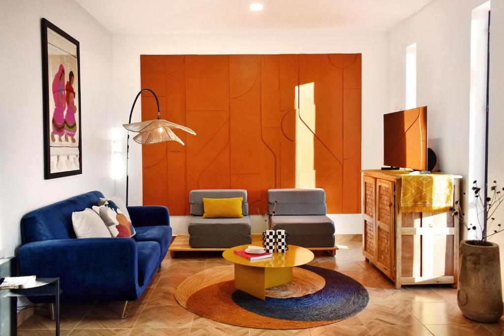 a living room with a blue couch and a table at Departamento Apolo in Jamay