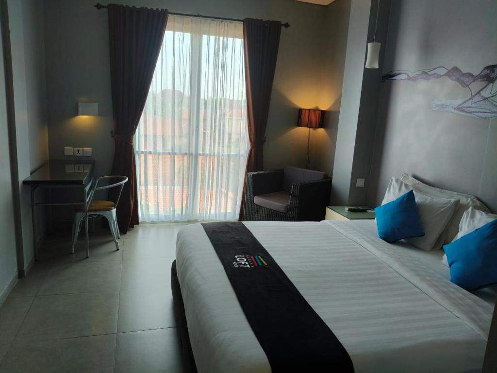 Postel nebo postele na pokoji v ubytování Loft Legian Hotel Bali