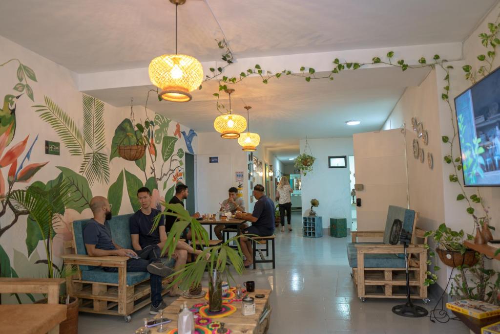 TV a/nebo společenská místnost v ubytování Laureles Garden Hostel
