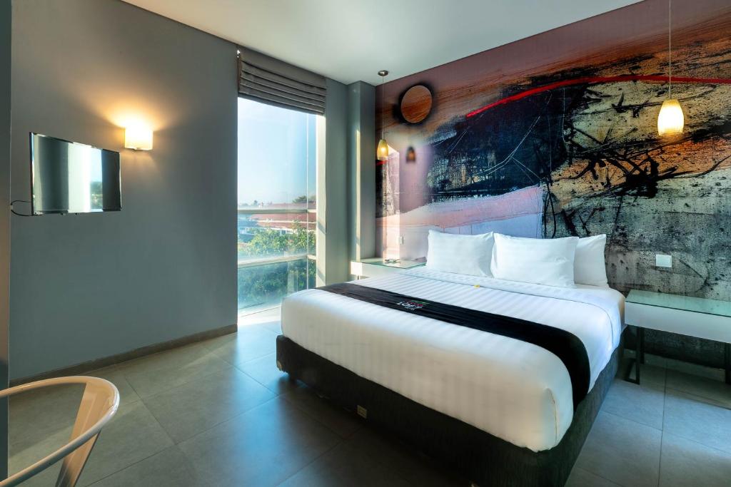 Postel nebo postele na pokoji v ubytování Loft Legian Hotel Bali