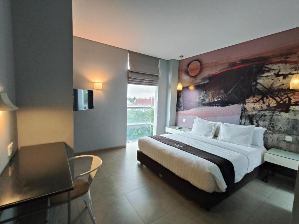 Postel nebo postele na pokoji v ubytování Loft Legian Hotel Bali