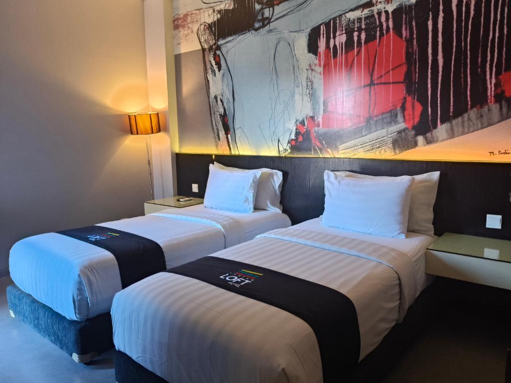 Postel nebo postele na pokoji v ubytování Loft Legian Hotel Bali