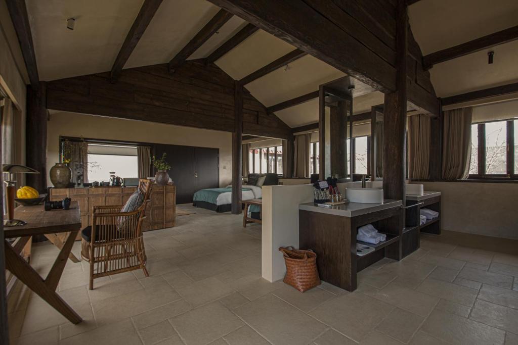 丽江Lijiang Liuji Rizhao Jinshan View Guesthouse的大型客房设有厨房和客厅。