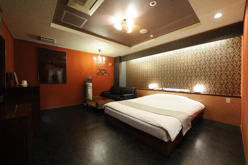 Postel nebo postele na pokoji v ubytování ホテルぴみ袋井店 大人専用
