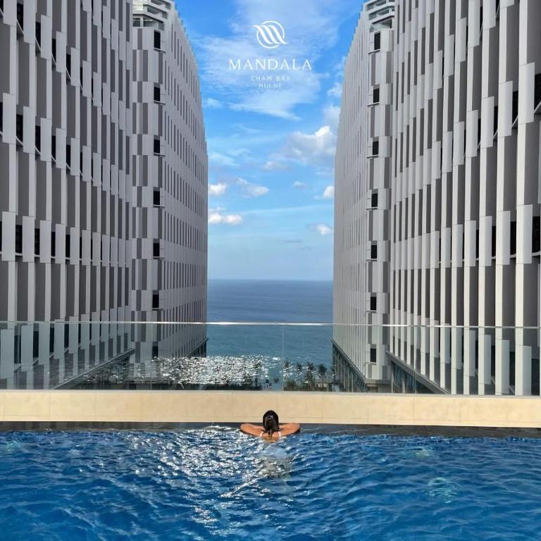 Bazén v ubytování Khách Sạn Wins Apec Mũi Né nebo v jeho okolí