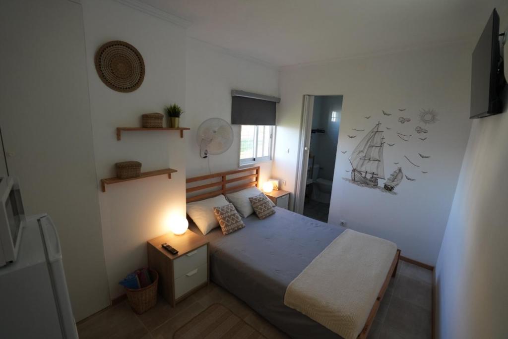 a small bedroom with a bed in a room at Rock’s Beach Spot Suit in Costa da Caparica