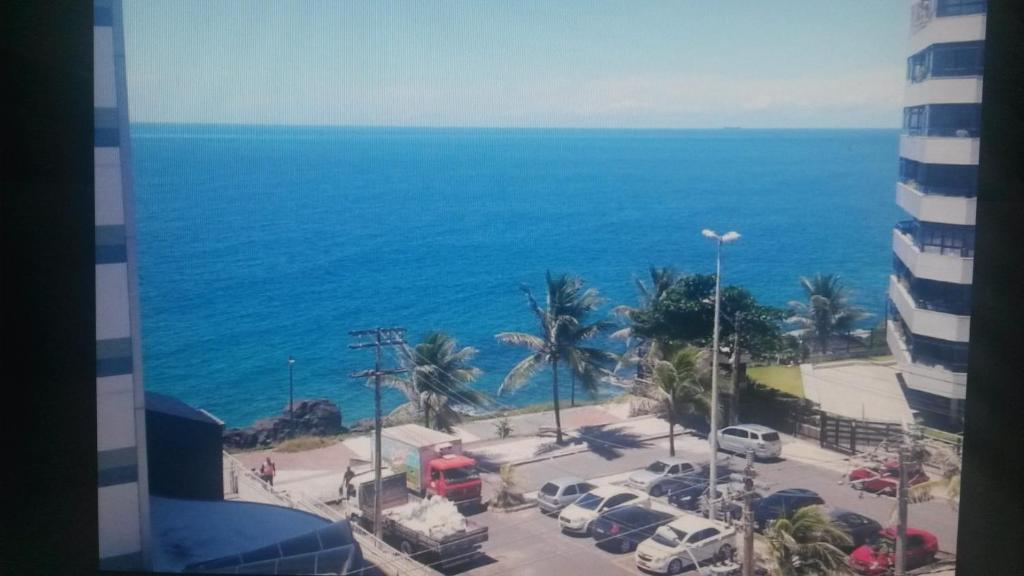 vistas al océano desde el balcón de un edificio en Apartamento Coração do Carnaval, en Salvador