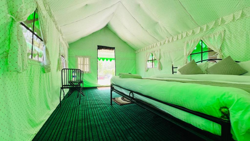 Postel nebo postele na pokoji v ubytování Himalayan Riverside Swiss Cottages Manali #riverside #big garden #parking #bonffire #music #budget friendly #adventure
