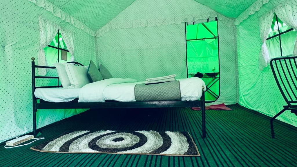 Postel nebo postele na pokoji v ubytování Himalayan Riverside Swiss Cottages Manali #riverside #big garden #parking #bonffire #music #budget friendly #adventure