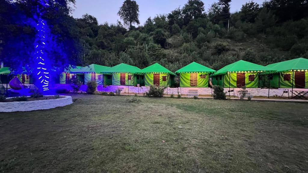 Zahrada ubytování Himalayan Riverside Swiss Cottages Manali #riverside #big garden #parking #bonffire #music #budget friendly #adventure