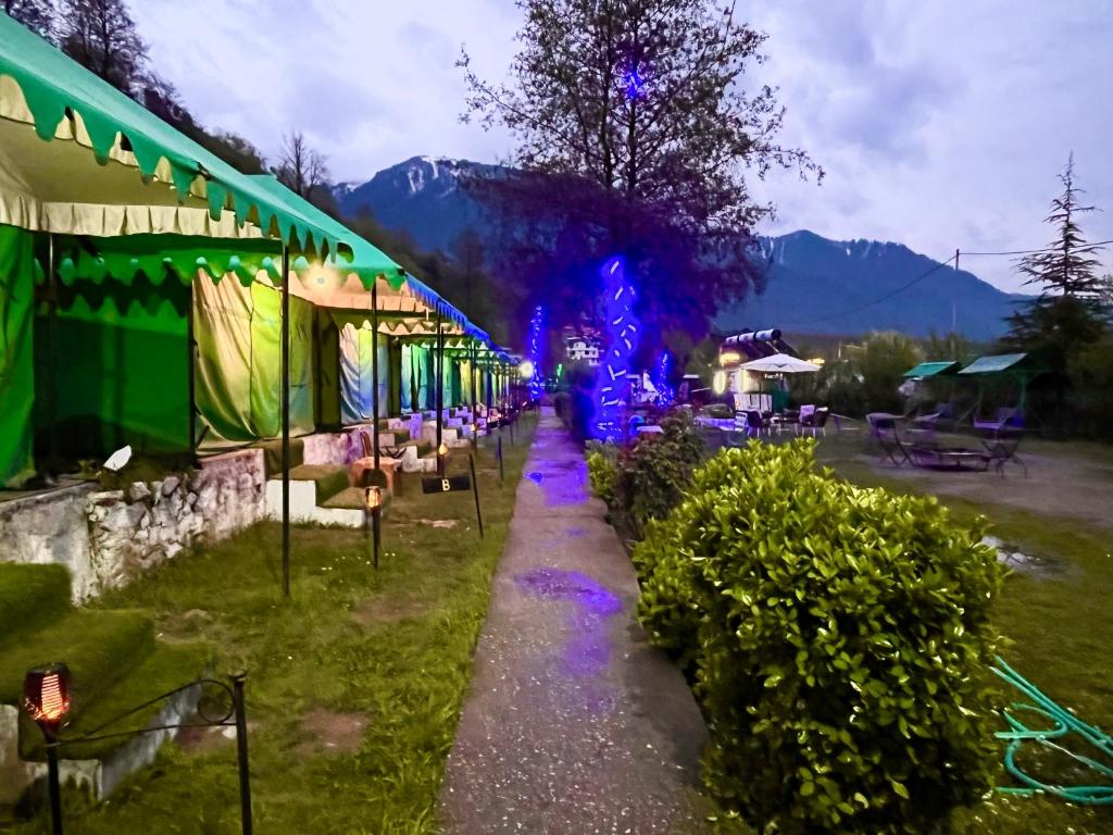 Nespecifikovaný výhled na hory nebo výhled na hory při pohledu z hotelu