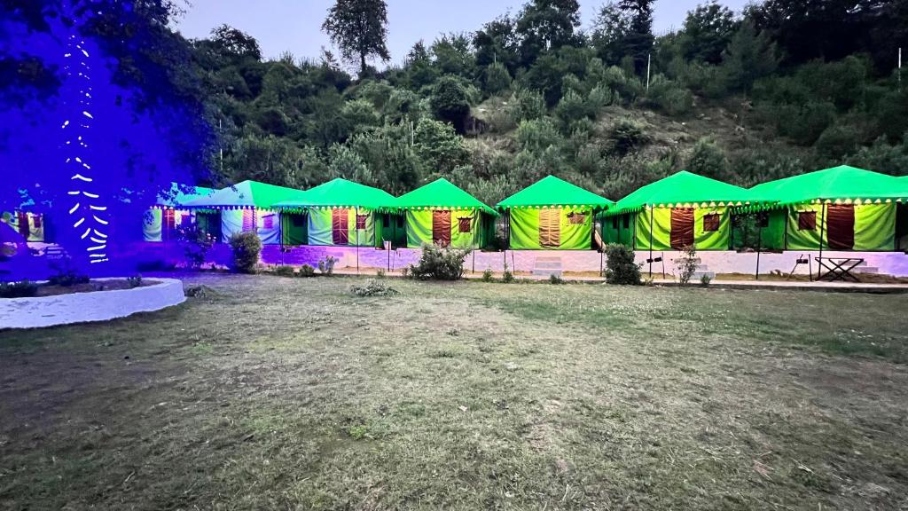 Zahrada ubytování Himalayan Riverside Swiss Cottages Manali #riverside #big garden #parking #bonffire #music #budget friendly #adventure
