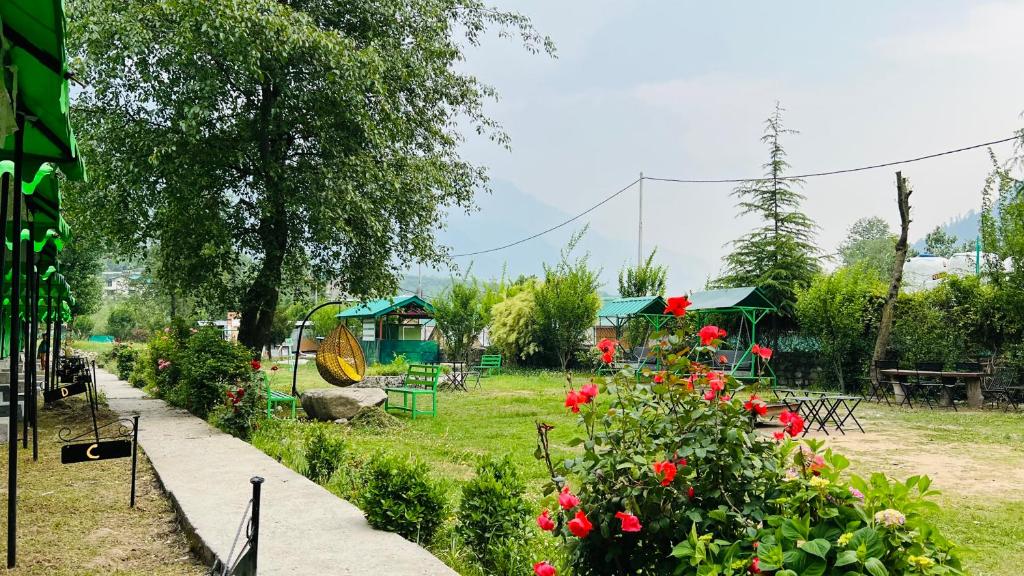 Zahrada ubytování Himalayan Riverside Swiss Cottages Manali #riverside #big garden #parking #bonffire #music #budget friendly #adventure