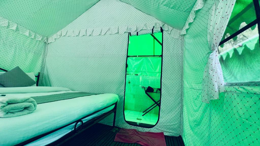 Postel nebo postele na pokoji v ubytování Himalayan Riverside Swiss Cottages Manali #riverside #big garden #parking #bonffire #music #budget friendly #adventure