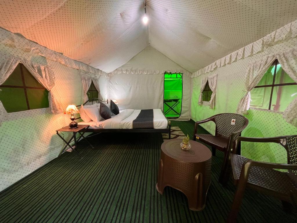 Postel nebo postele na pokoji v ubytování Himalayan Riverside Swiss Cottages Manali #riverside #big garden #parking #bonffire #music #budget friendly #adventure