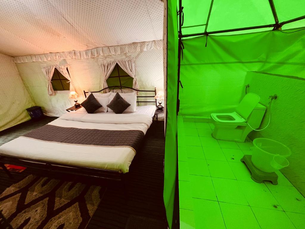 Postel nebo postele na pokoji v ubytování Himalayan Riverside Swiss Cottages Manali #riverside #big garden #parking #bonffire #music #budget friendly #adventure