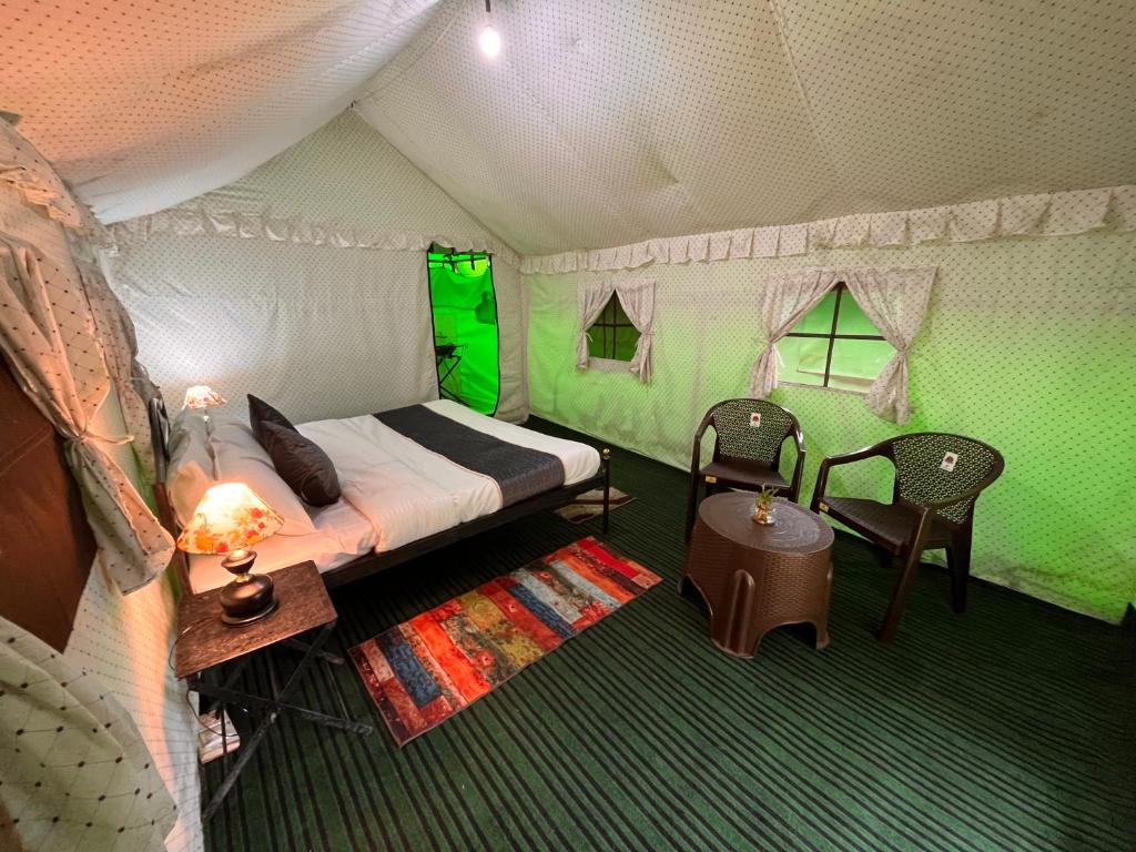 Postel nebo postele na pokoji v ubytování Himalayan Riverside Swiss Cottages Manali #riverside #big garden #parking #bonffire #music #budget friendly #adventure