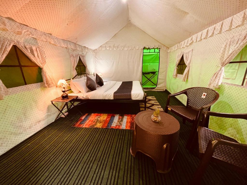 Posezení v ubytování Himalayan Riverside Swiss Cottages Manali #riverside #big garden #parking #bonffire #music #budget friendly #adventure