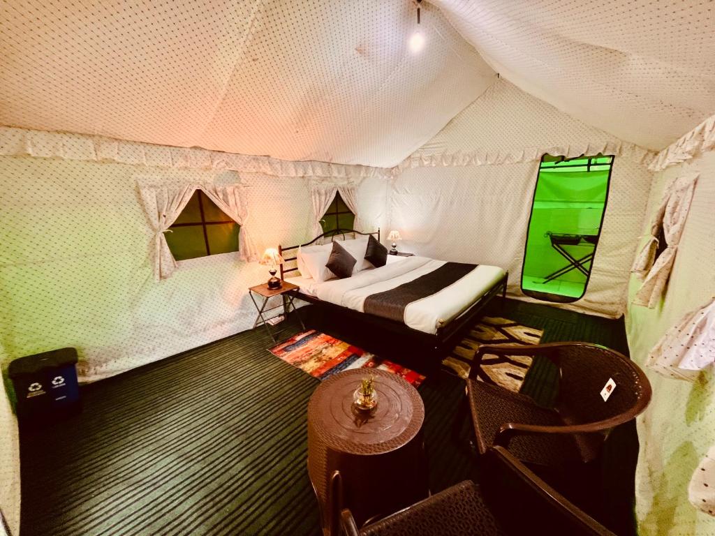 Postel nebo postele na pokoji v ubytování Himalayan Riverside Swiss Cottages Manali #riverside #big garden #parking #bonffire #music #budget friendly #adventure