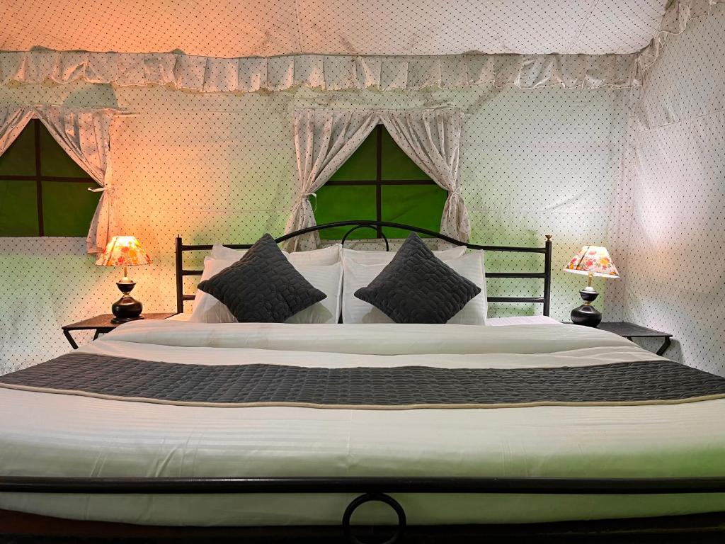 Postel nebo postele na pokoji v ubytování Himalayan Riverside Swiss Cottages Manali #riverside #big garden #parking #bonffire #music #budget friendly #adventure
