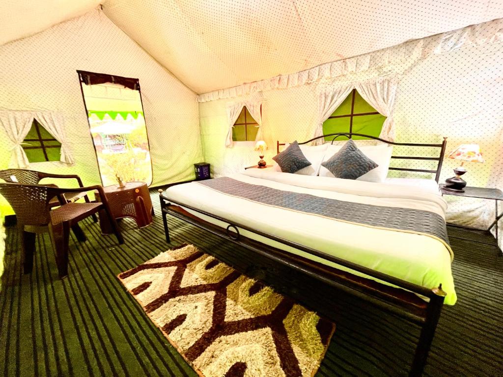 Postel nebo postele na pokoji v ubytování Himalayan Riverside Swiss Cottages Manali #riverside #big garden #parking #bonffire #music #budget friendly #adventure