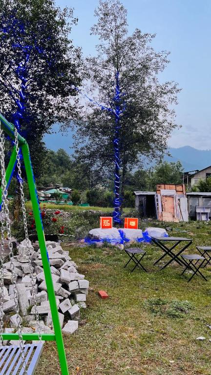 Herní místnost nebo prostor pro děti v ubytování Himalayan Riverside Swiss Cottages Manali #riverside #big garden #parking #bonffire #music #budget friendly #adventure