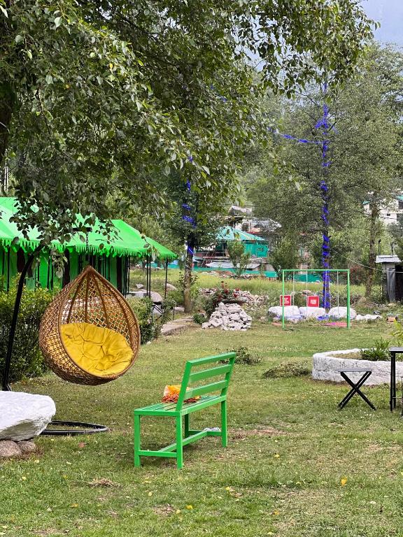 Zahrada ubytování Himalayan Riverside Swiss Cottages Manali #riverside #big garden #parking #bonffire #music #budget friendly #adventure