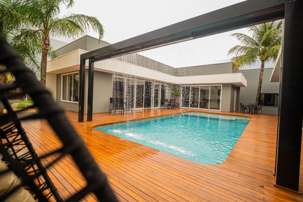 Una vista de una piscina desde una casa. en Hotel Opuka, en Sorriso