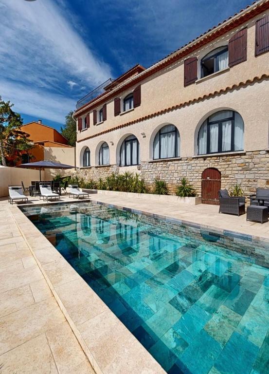 une piscine devant un immeuble dans l'établissement Villa aux calanques de Figuerolle, à La Ciotat