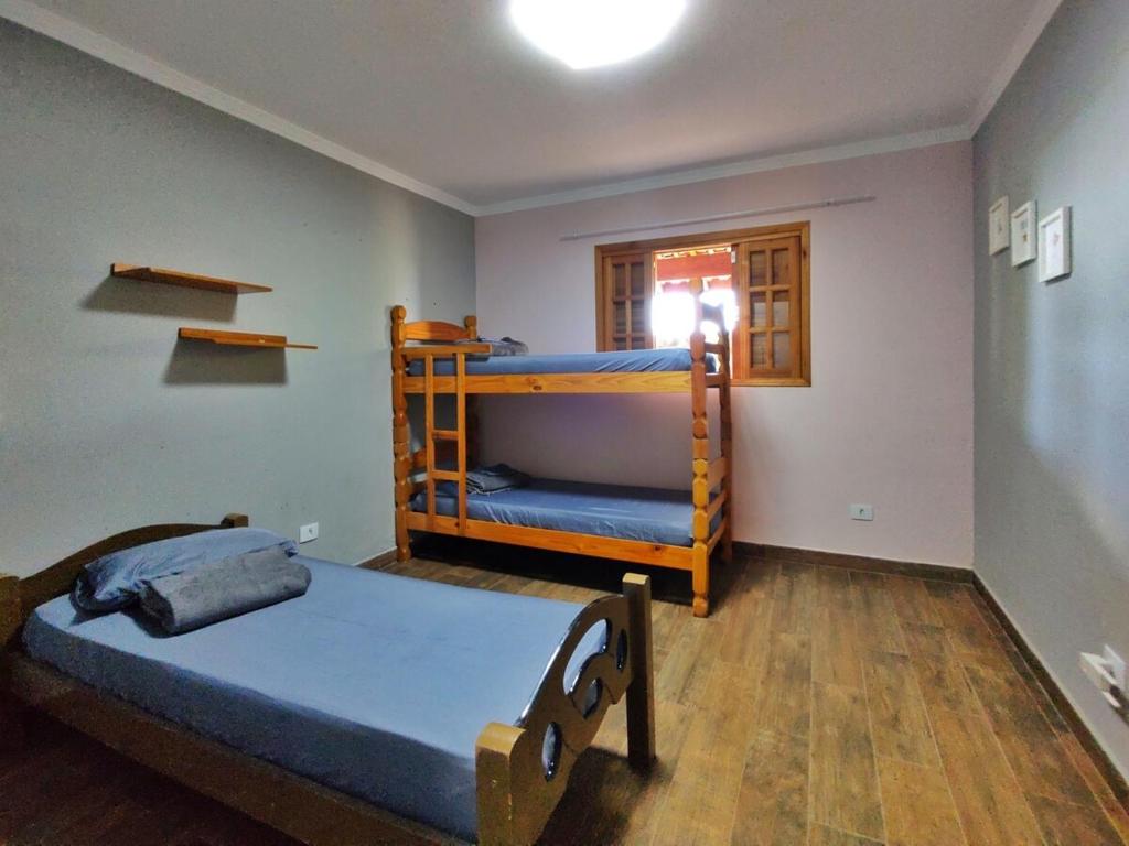 ein Schlafzimmer mit zwei Etagenbetten und einem Fenster in der Unterkunft Chácara D'M in Santa Isabel