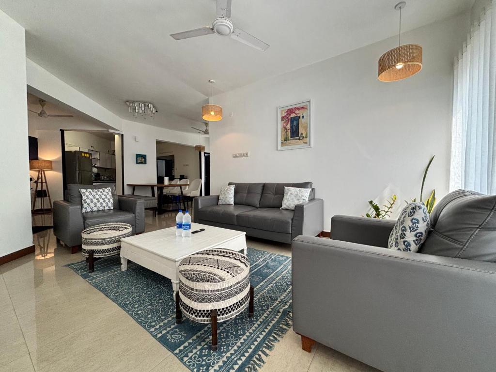 Χώρος καθιστικού στο Marine Drive 3BHK Apartment