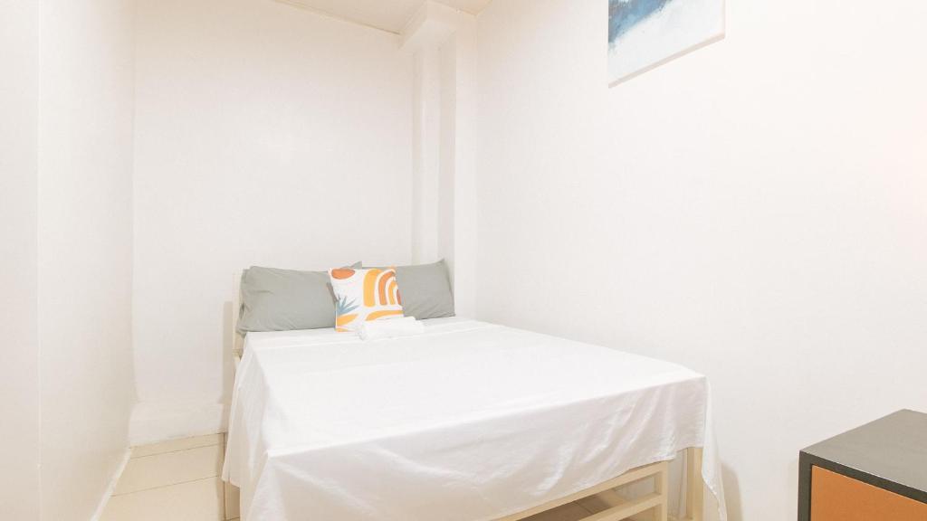 Postel nebo postele na pokoji v ubytování Cozy Cove Inn by RedDoorz