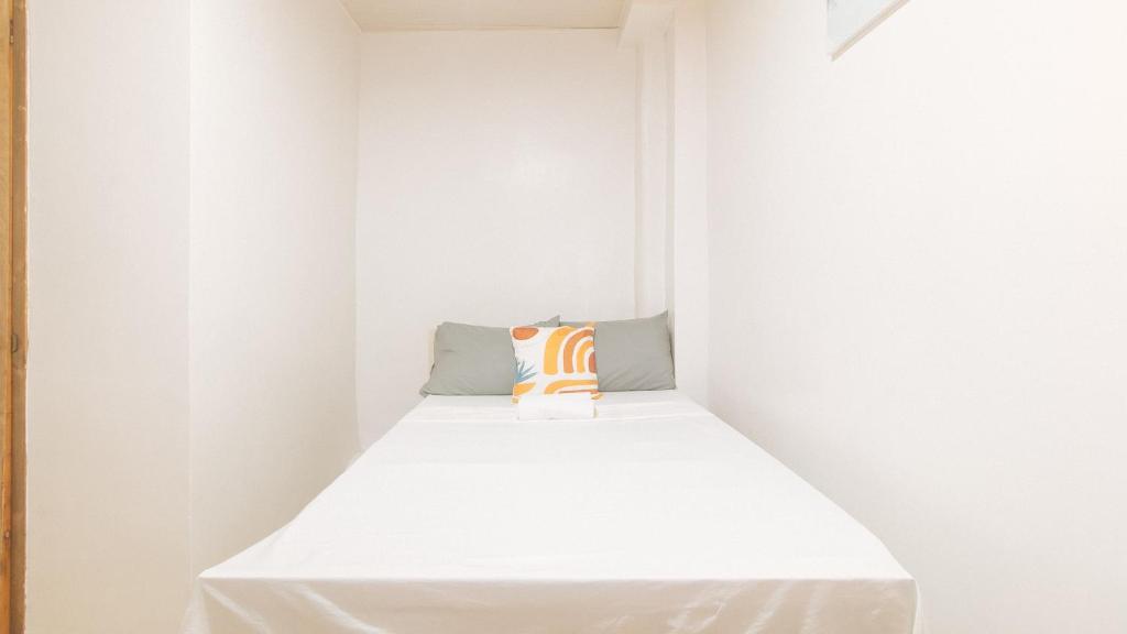 Postel nebo postele na pokoji v ubytování Cozy Cove Inn by RedDoorz