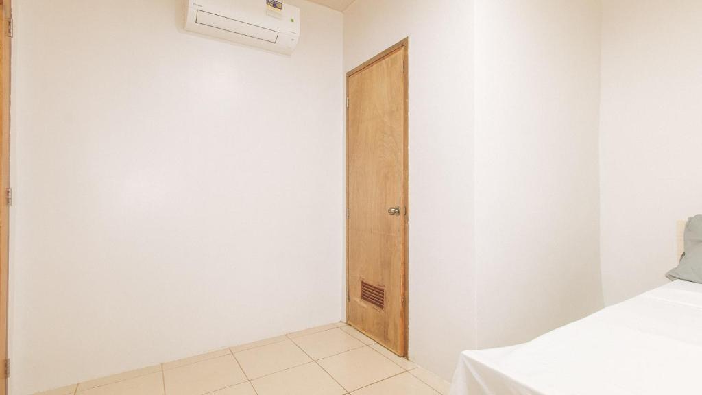Postel nebo postele na pokoji v ubytování Cozy Cove Inn by RedDoorz