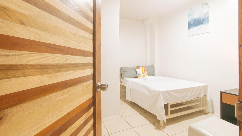 Postel nebo postele na pokoji v ubytování Cozy Cove Inn by RedDoorz